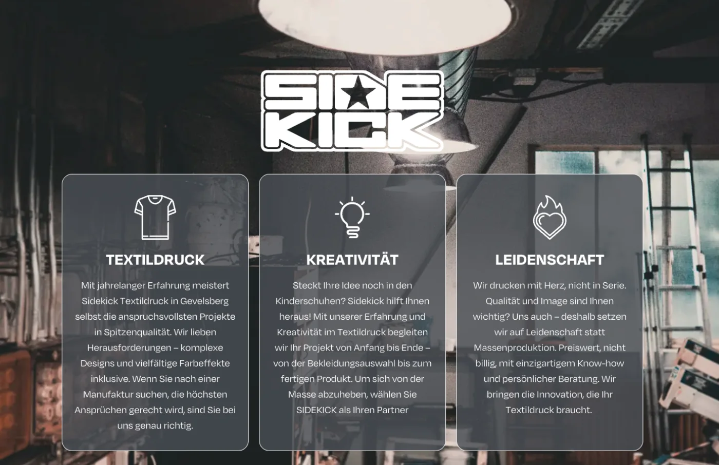 Ausschnitt der Sidekick-Textildruck-Website: Logo über einer Werkstattaufnahme, darunter die drei Karten Textildruck, Kreativität und Leidenschaft